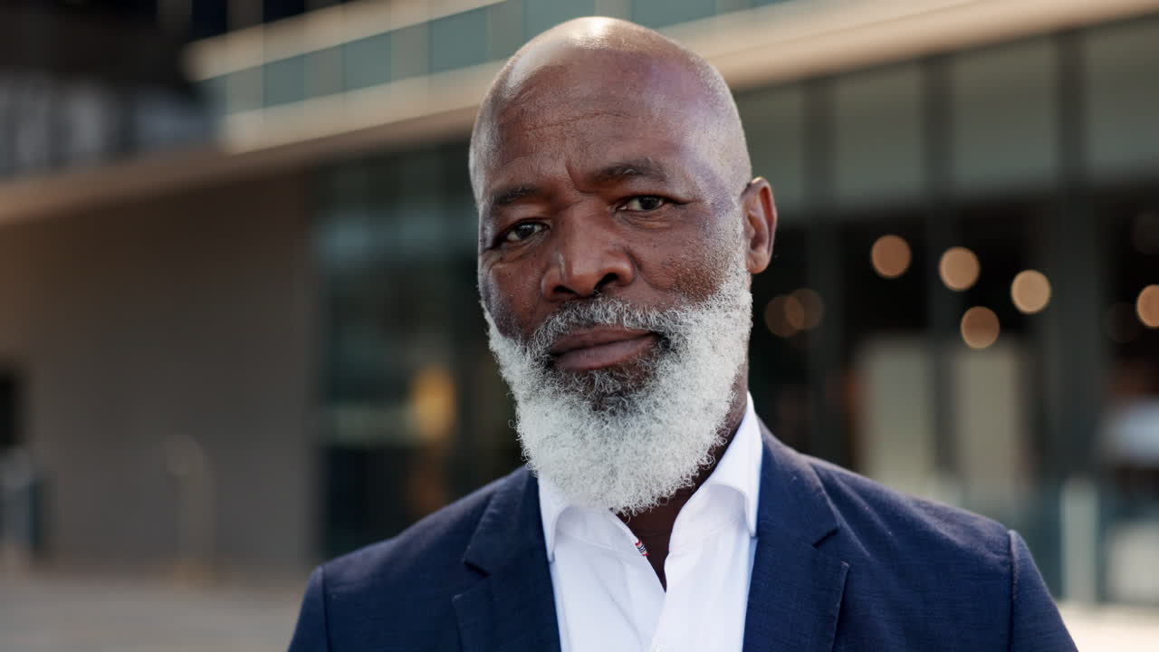 feliz, ciudad y cara de los negocios hombre negro por