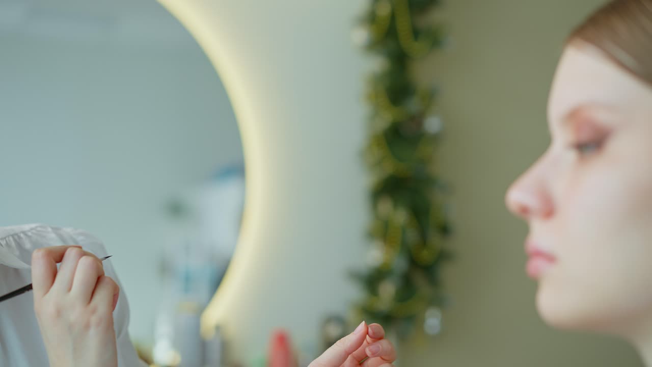 메이크업 아티스트가 메이크업을 하고 있습니다.