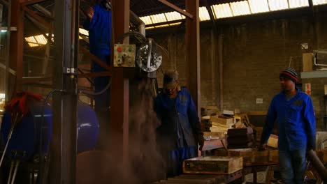 tierra que cae a través de la máquina en el taller de fundición 4k