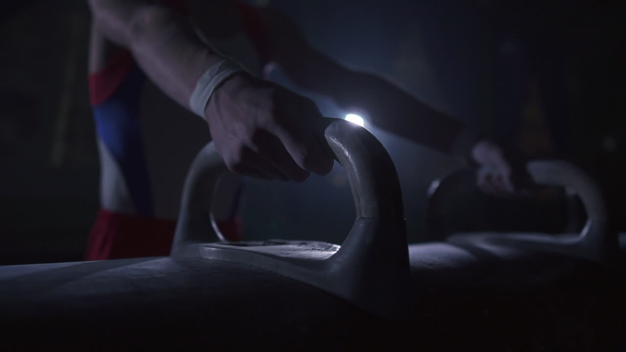 공연 전에 손을 칠하는 스포츠맨. 슬로우 모션으로 촬영.