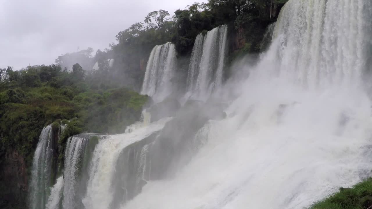 vista desde abajo de las famosas impresionantes cataratas del iguazú en argentina