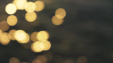 el sol de la mañana se refleja en la superficie del mar, fuera de enfoque imágenes que crean bonitas bolas de bokeh amarillas, fondo natural abstracto