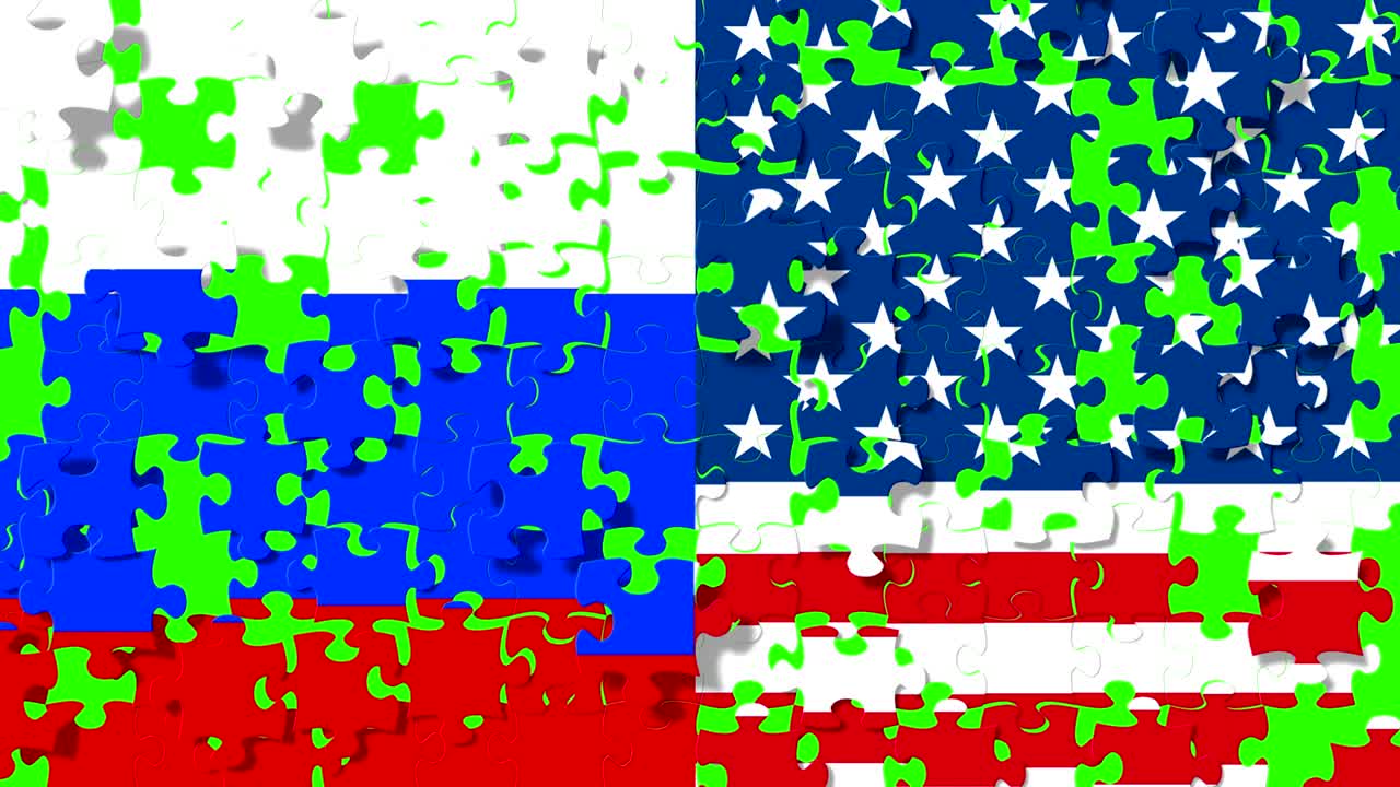 반은 미국 국기, 반은 러시아 국기, 뒷면에는 퍼즐 조각이 그려져 있고, 초록색 화면 바탕에는 크로마 키가 그려져 있으며, 미국과 러시아 연방 사이의 위기, 국제 회의 또는 협상 개념이 있습니다.