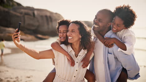 Selfie,-Glückliche-Familie-Am-Meer-Zusammen