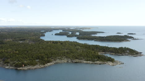 Aéreo,-Seguimiento,-Disparo-De-Drones,-Con-Vistas-Al-Archipiélago-De-Porvoo,-En-El-Golfo-De-Finlandia,-En-Un-Día-Soleado,-En-Uusimaa,-Finlandia