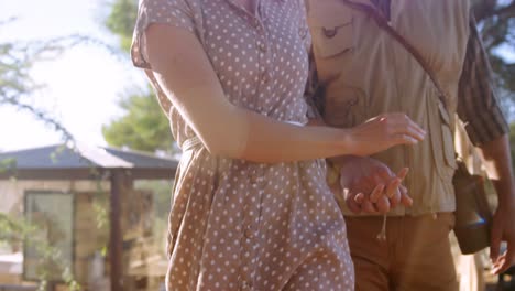 una pareja de mayores caminando en una tabla de madera 4k