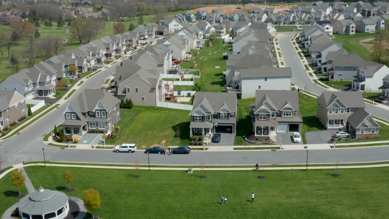antena de casas nuevas en los suburbios americanos