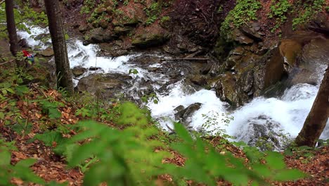 Paisaje-De-Montaña-En-Cascada.-Río-Que-Fluye-En-Zona-Montañosa