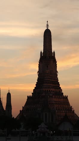 time-lapse de una silueta de un templo contra un cielo de puesta de sol