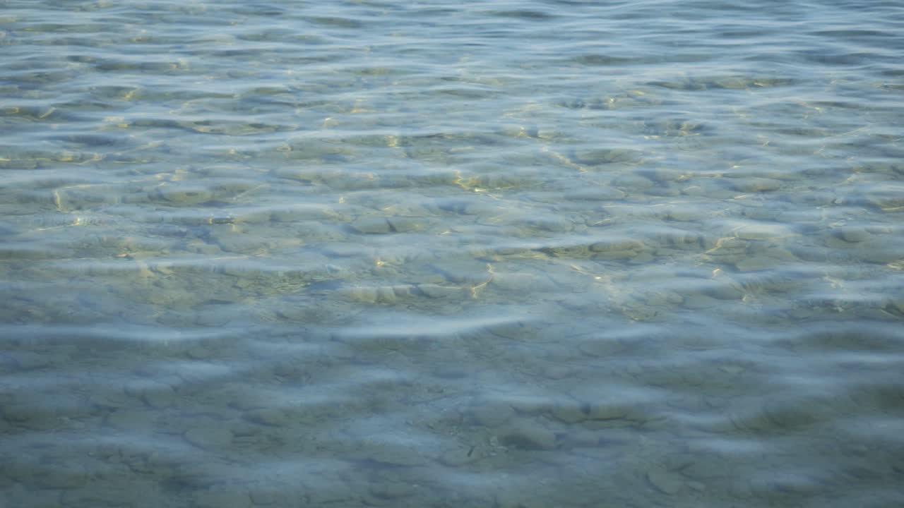 매력적인 크리스탈 은 담수 호수의 끊임없는 파동