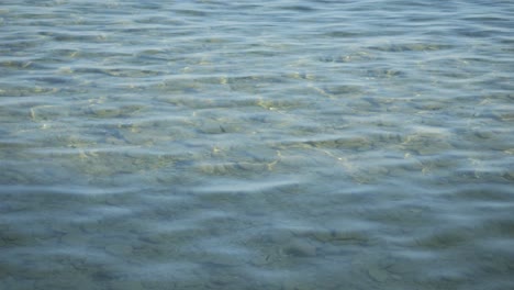 -Ondas-Onduladas-Perpetuas-Del-Atractivo-Lago-De-Agua-Dulce-Cristalina