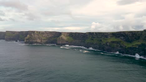 descubriendo los increíbles acantilados rocosos de moher en irlanda