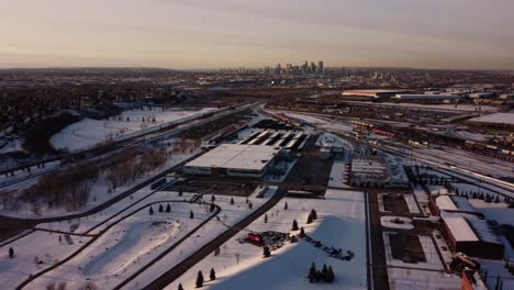 Vista-Aérea-Del-Atardecer-Del-Centro-De-Calgary-Desde-La-Comunidad-De-Ogden