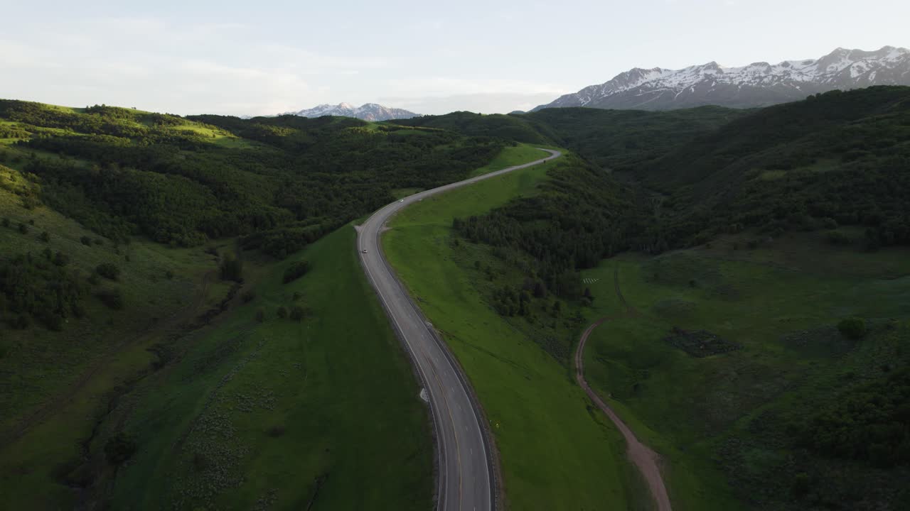 impresionante paisaje de las montañas de utah de la carretera escénica en las montañas de uinta - aérea