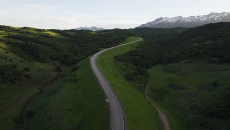 Atemberaubende-Utah-Berglandschaft-Mit-Malerischer-Autobahn-In-Den-Uinta-Bergen-–-Luftaufnahme