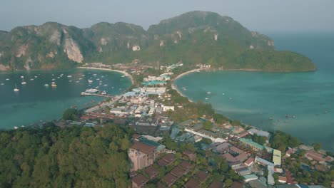 Drohnenaufnahmen-Von-Loh-Dalum-Beach-Und-Ton-Sai-Beach-Auf-Den-Phi-Phi-Inseln-In-Thailand