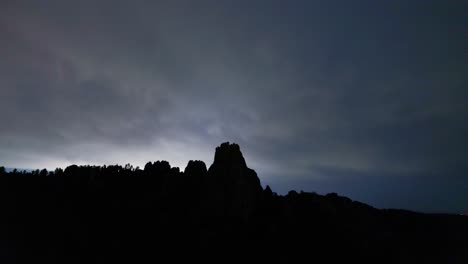 Timelapse-Nocturno-Nublado-En-El-Parque-Estatal-Custer,-Dakota-Del-Sur