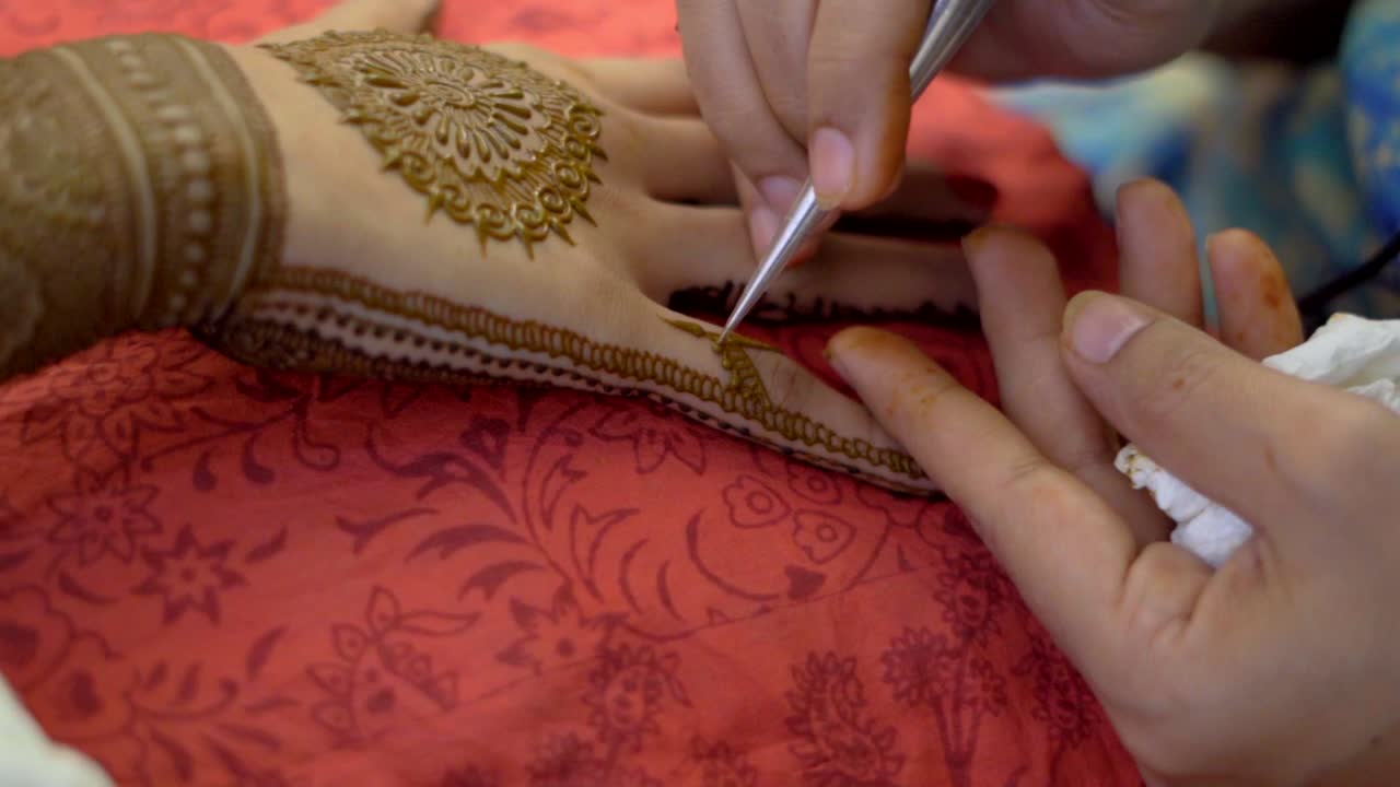 Primo piano della cerimonia Mehendi per un matrimonio indiano.