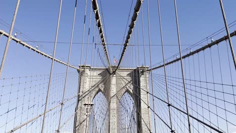 Ein-Faszinierender-Blick-Auf-Die-Kabel-Und-Bögen-Der-Brooklyn-Bridge,-Der-Das-Komplexe-Design-Und-Das-Technische-Wunderwerk-Dieses-Ikonischen-Wahrzeichens-Von-New-York-City-Zeigt