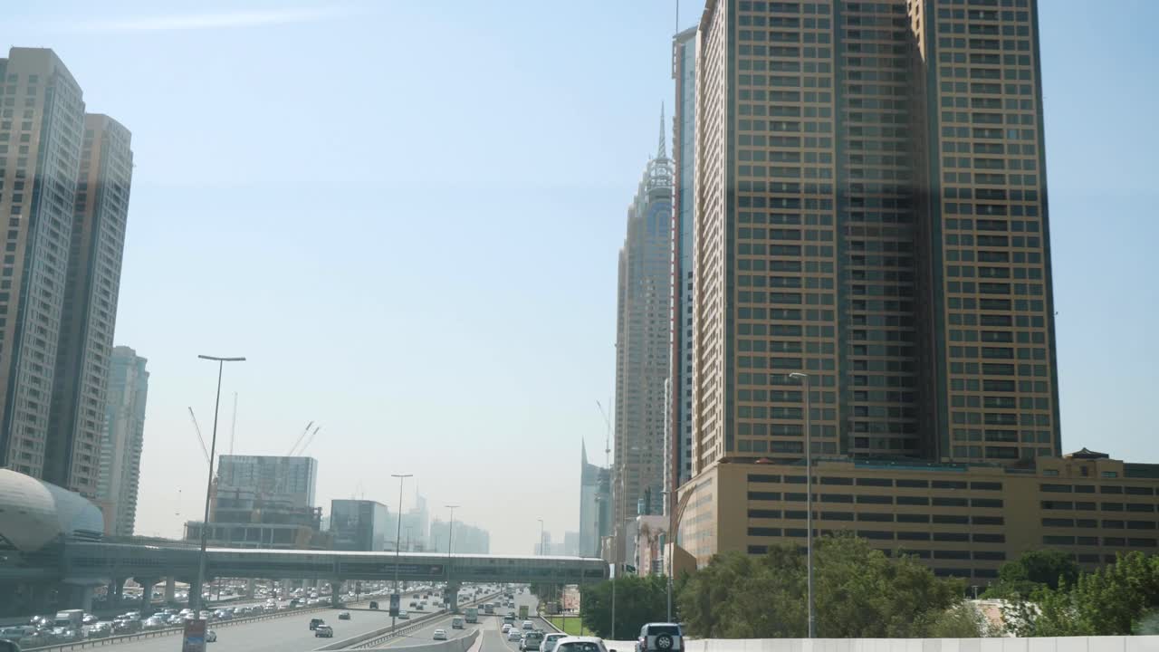 paisaje de la ciudad de dubái desde una autopista