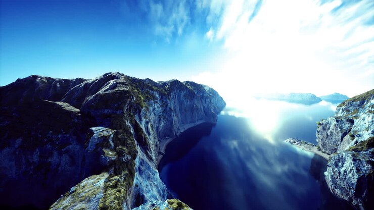 Vista mozzafiato di un tranquillo fiordo sotto un cielo azzurro limpido