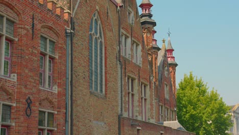 Detail-of-historic-exposed-brick-architecture-in-Bruges,-Belgium