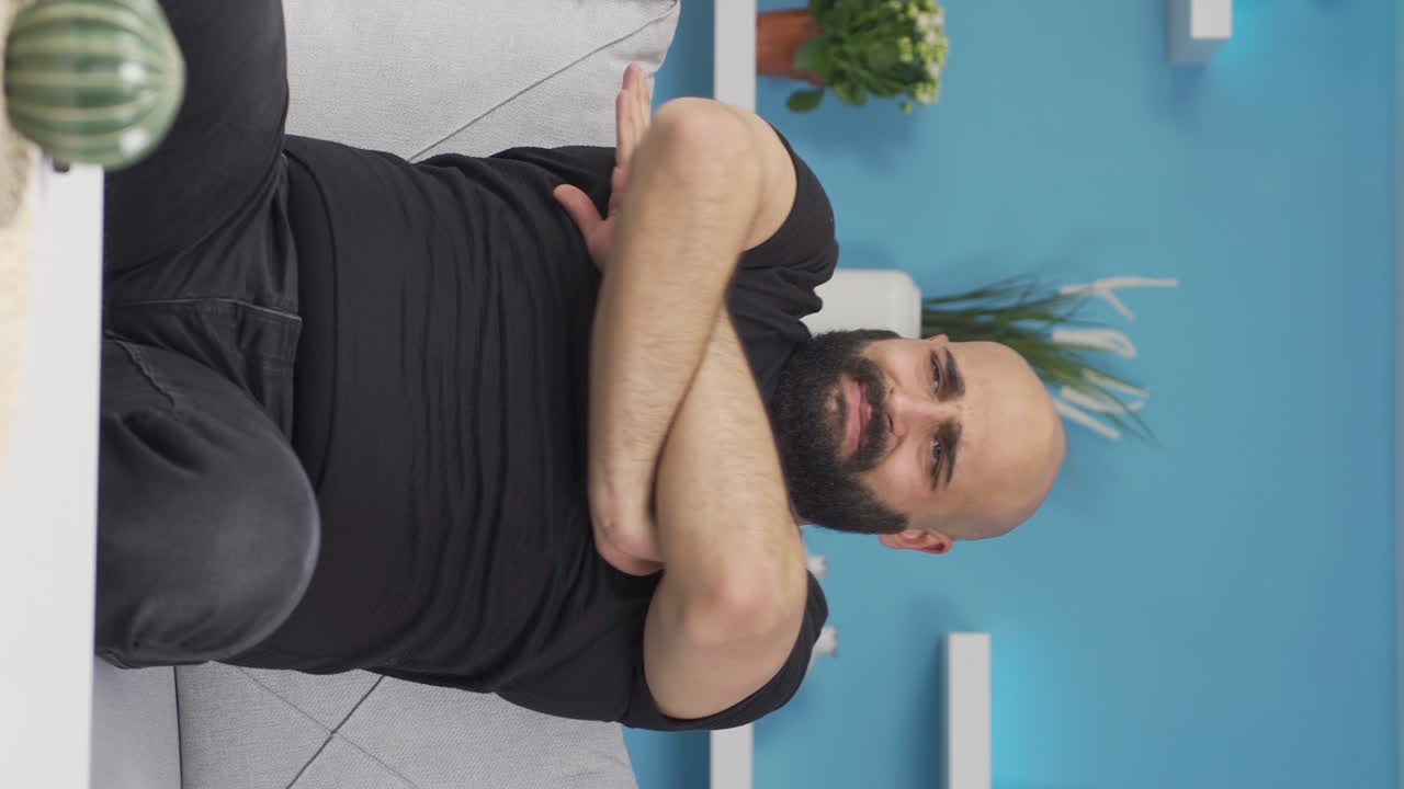 el video vertical del hombre sudando huele mal y es ofensivo.