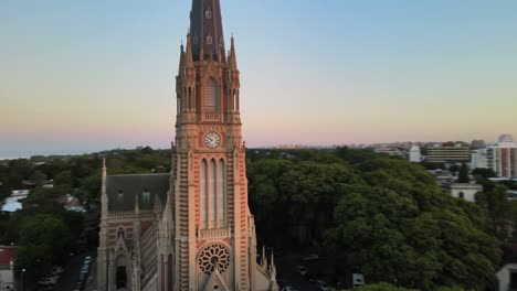 Vista-Aérea-Orbitando-Alrededor-De-La-Aguja-De-La-Catedral-De-San-Isidro-Al-Atardecer-En-Buenos-Aires