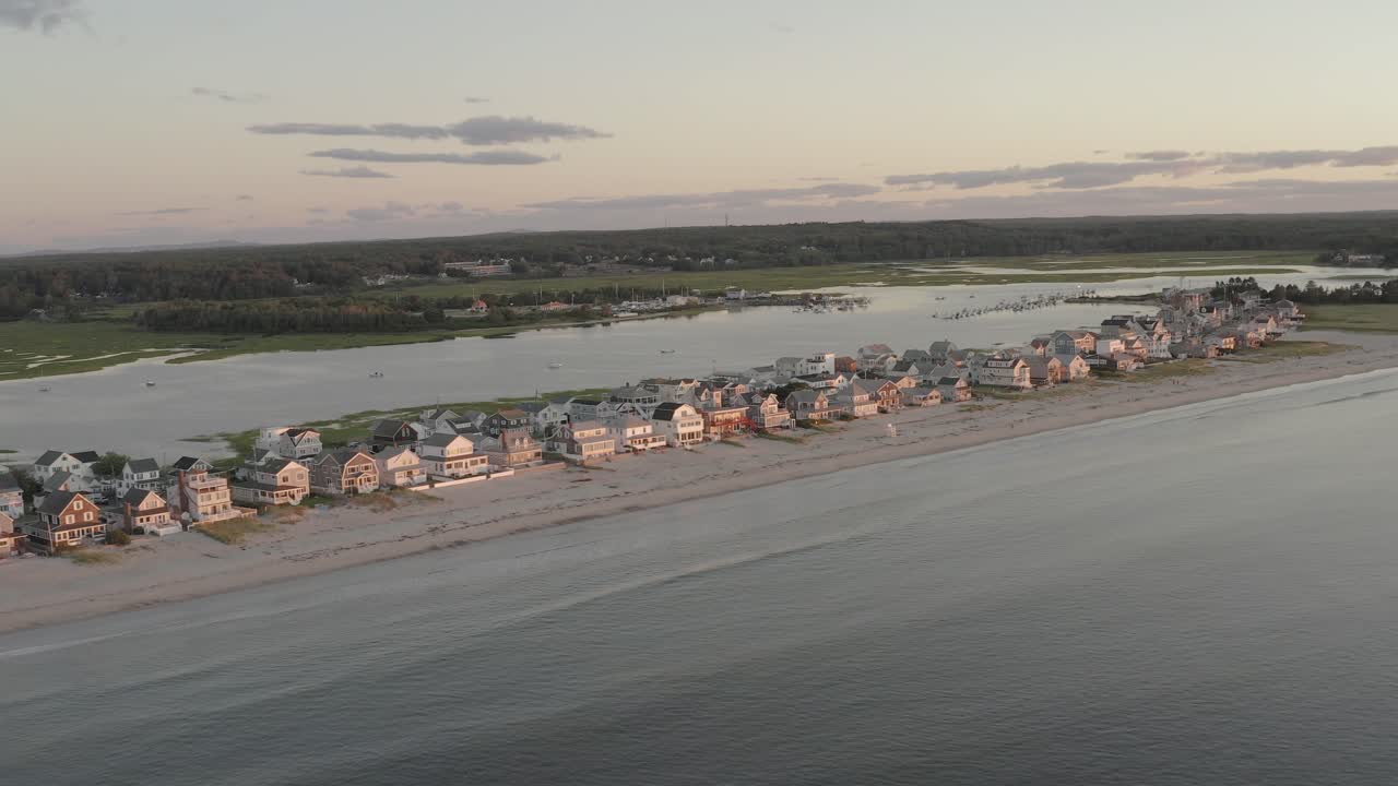 Proprietà che si estendono lungo il lungomare di Wells Beach, Maine. Vista aerea