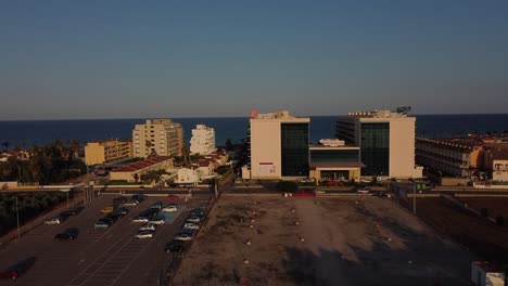 imagen aerea de un drone de un imponente hotel en peñiscola, una zona costera con el mar mediterraneo y la playa de fondo