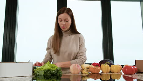 mujer clasificando verduras