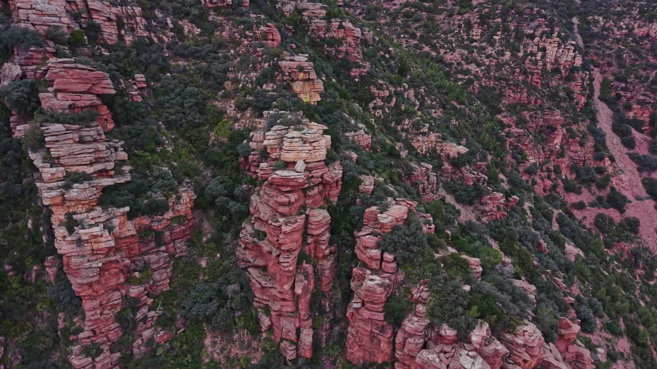 Esplorare le formazioni rocciose in un parco naturale in Spagna durante le ore diurne