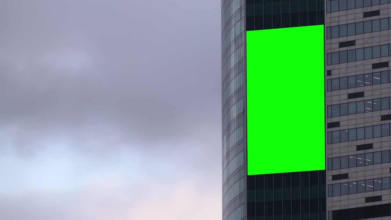 una cartelera en blanco de pantalla verde en un rascacielos moderno