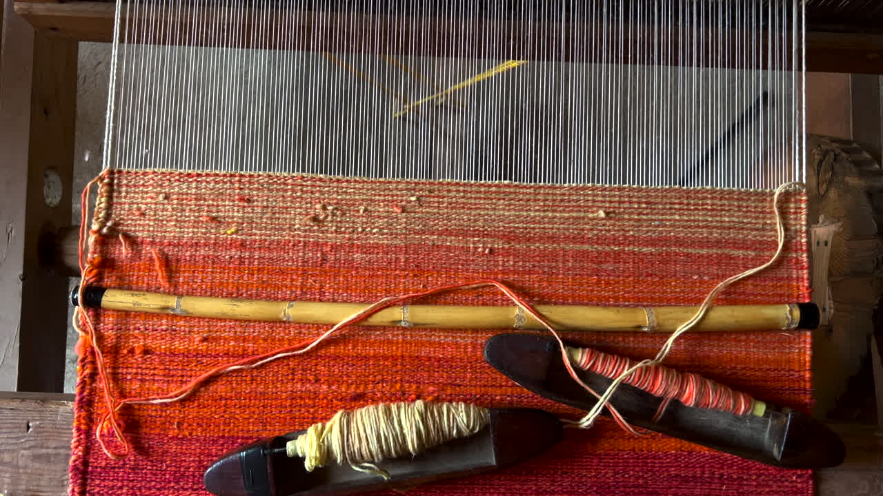 máquina manual de tejido trenzado y herramientas en taller de alfombras tradicionales fabricación artesanal, oaxaca méxico, artesanía manual creativa artesanal de telares manuales, hermosa alfombra de color rojo en progreso