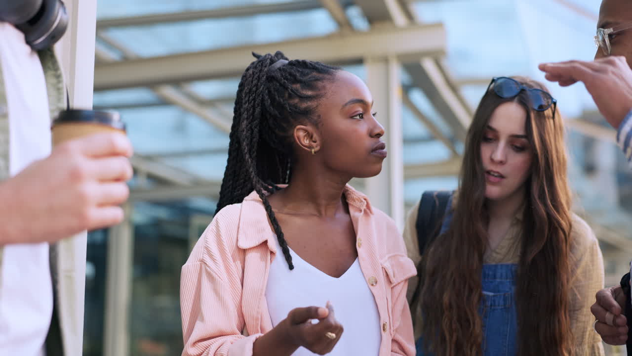 estudiantes, grupo y al aire libre para la discusión de libros