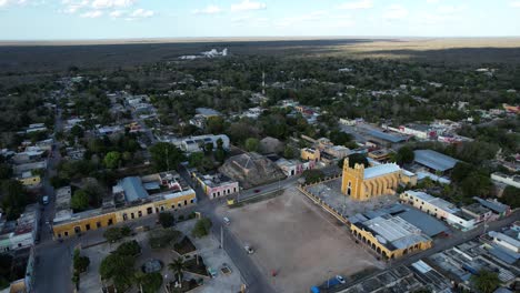 Orbitaldrohnenaufnahme-Der-Stadt-Acanceh-Und-Der-Maya-Ruinen-In-Yucatan,-Mexiko