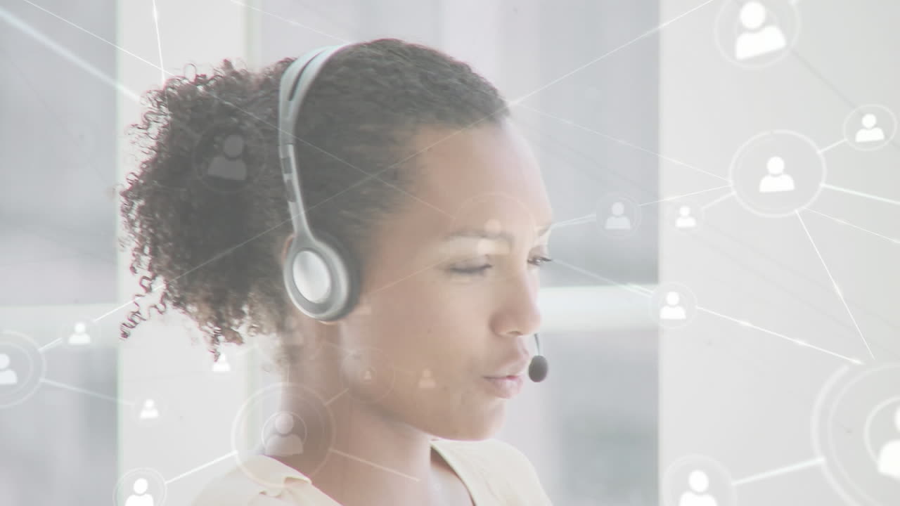 Animazione di reti di connessioni con icone su una donna d'affari che usa cuffie telefoniche.