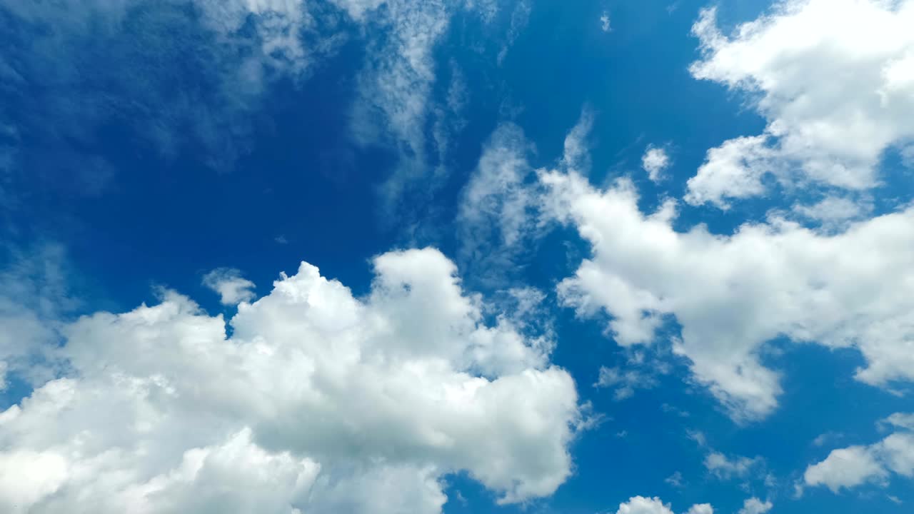 파란 하늘에서 구름이 움직이고 있습니다. 시간 경과