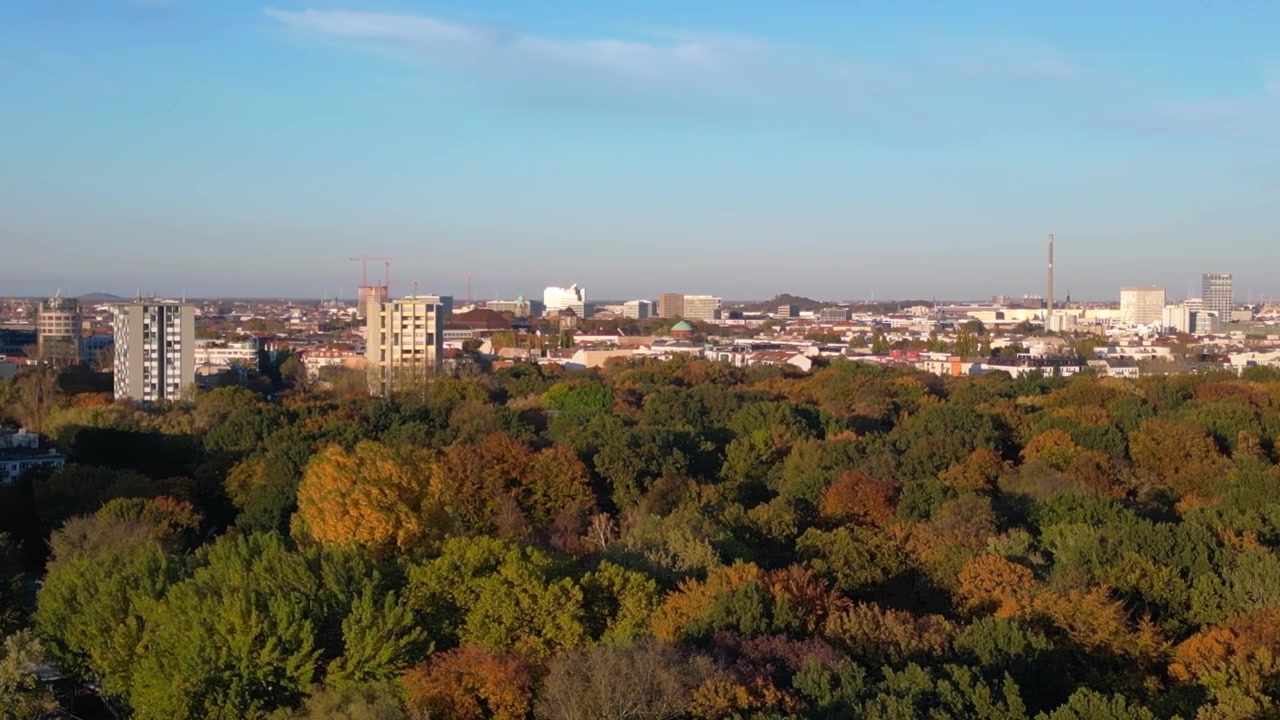Foliagem colorida de outono no parque Tiergarten de Berlim com o horizonte da cidade ao longe. Melhor voo de drone com vista aérea e rotação para a direita
