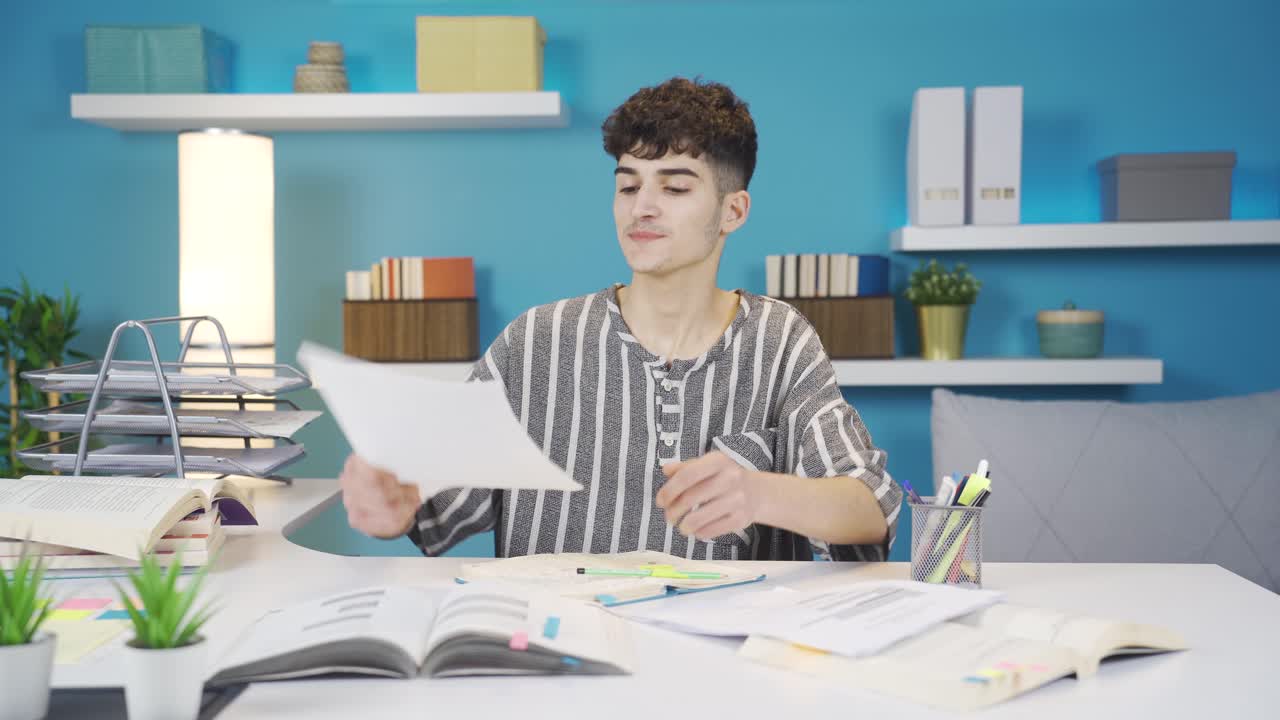 el estudiante tomando una decisión entre los documentos. se alegra.
