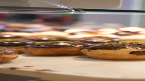 primer plano de rosquillas esmaltadas de chocolate con pistachos