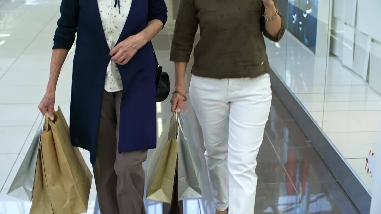 쇼핑 센터 를 걸어다니는 은퇴 한 여성 들