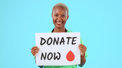 Sangre,-Enfermera-Y-Mujer-Negra-Con-Cartel-De-Donación