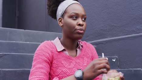 afroamericano comiendo una ensalada en la calle