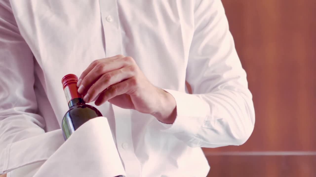 레드 와인을 제안하는 웨이터의 중간 섹션