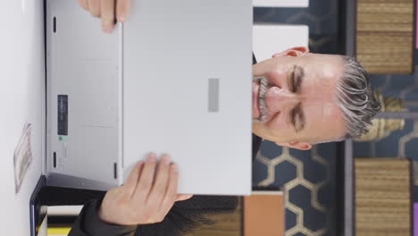 vídeo vertical de un hombre de negocios feliz y alegre experimentando alegría.
