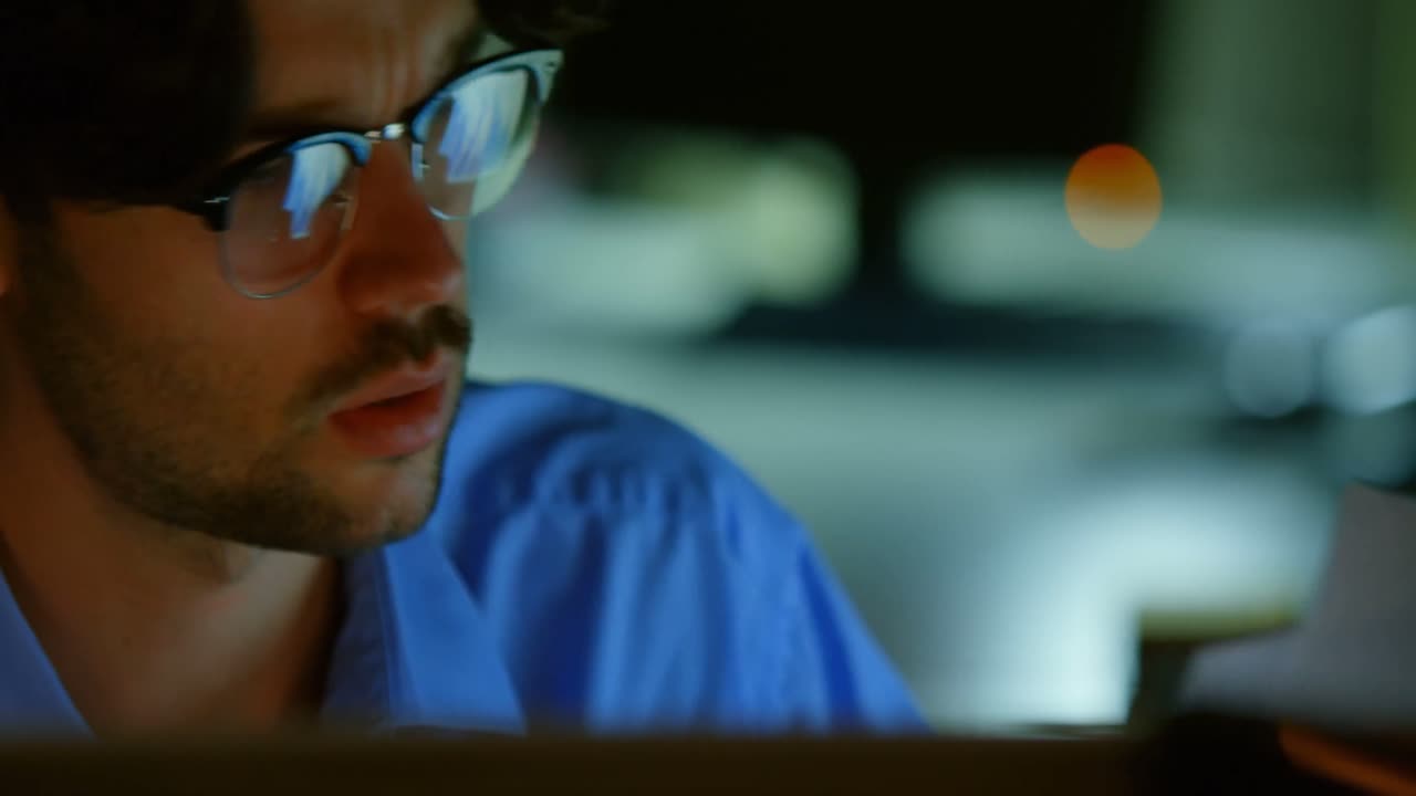 hombre de negocios trabajando en la computadora en la oficina 4k