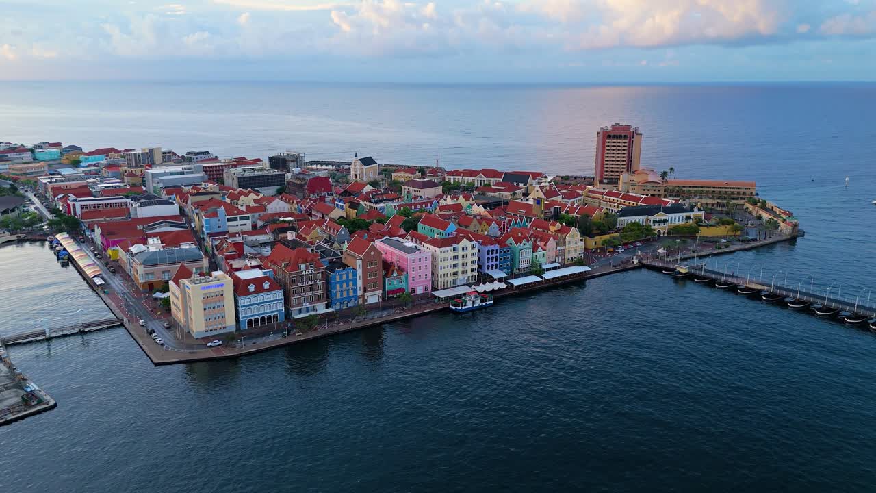 drone empujar en la inclinación hacia abajo a los coloridos edificios costeros de willemstad curacao