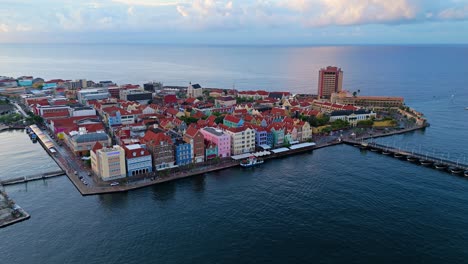 Empuje-De-Drones-En-Inclinación-Hacia-Los-Coloridos-Edificios-Costeros-De-Willemstad-Curacao