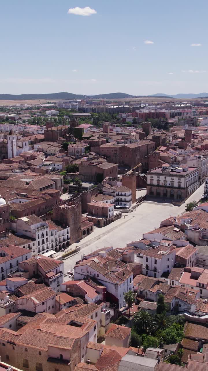 Riprese drone in formato verticale che catturano una vista panoramica di Cáceres, mostrando il suo centro storico patrimonio UNESCO.